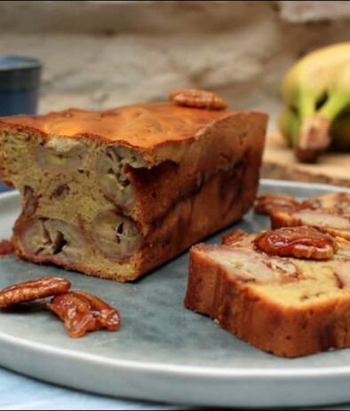 cake à la banane et aux chouchous (pralines) de noix de pécan