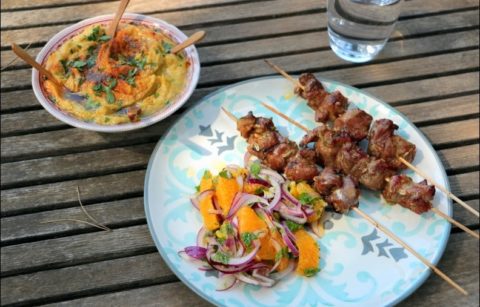 brochettes d'agneau mariné à l'orange et au fenouil, salade d'oranges à la menthe