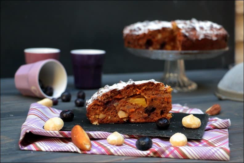 carrot cake aux myrtilles, fruits secs et épices
