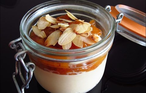 panna cotta et sa compote de brugnons vanillée