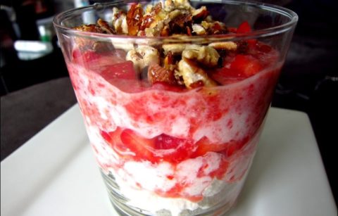eton mess aux fraises et noisettes caramélisées