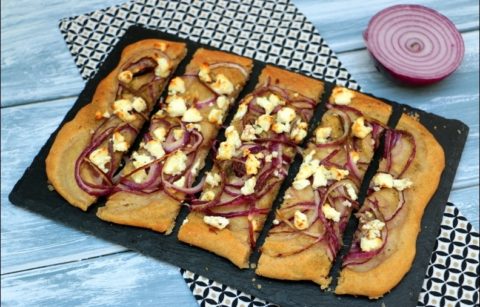 Focaccia-oignons-rouges-feta-yotam-ottolenghi-1.jpg