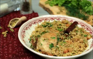 poulet à l'oignon caramélisé et riz à la cardamome de Yotam Ottolenghi