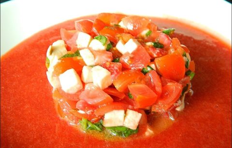 salade de tomates cerises fraises et mozzarella et son coulis de fraises