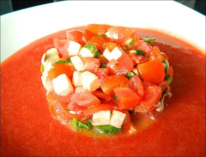salade de tomates cerises fraises et mozzarella et son coulis de fraises