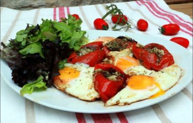 tomates confites à l'ail et aux œufs