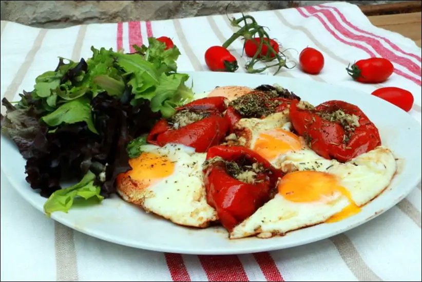 tomates confites à l'ail et aux œufs