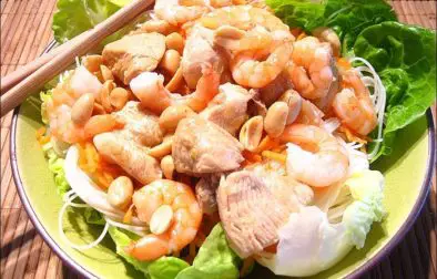salade façon bo bun aux crevettes et poulet