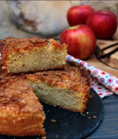 gateau fondant au yaourt aux pommes et sa croûte craquante