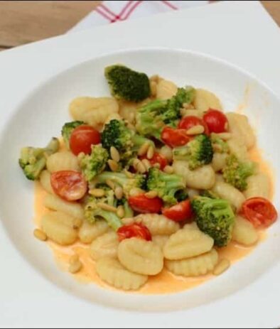 gnocchis au brocolis pignons et crème de parmesan