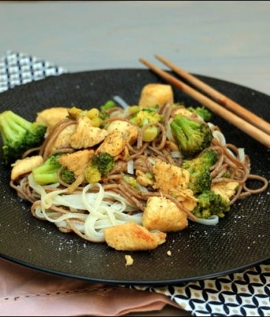 nouilles soba sautées au poulet brocoli gingembre et noix de cajou