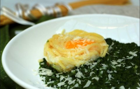 oeufs au plat en nid de spaghetti et crème d'épinards