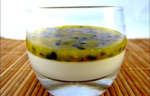 panna cotta au lait de coco et fruits de la passion
