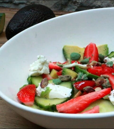 salade de fraises à l'avocat et chèvre frais
