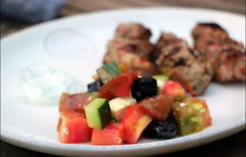 salade grecque simplissime à la tomate et feta au concombre et olives noires