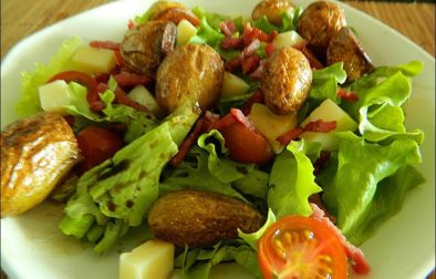 salade composée de pommes de terre au cantal et bacon