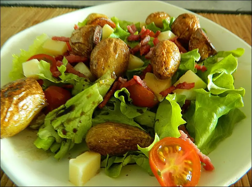 salade composée de pommes de terre au cantal et bacon