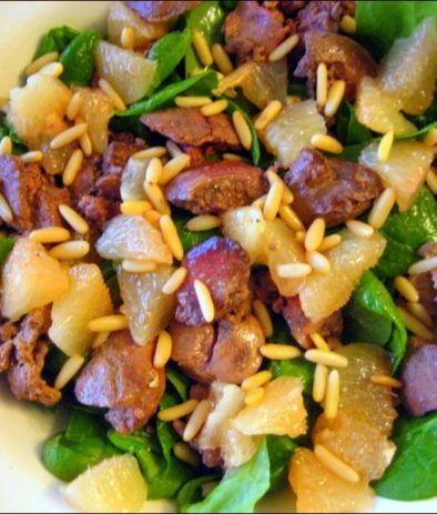 salade d'épinards aux pomelos et aux foies de volaille