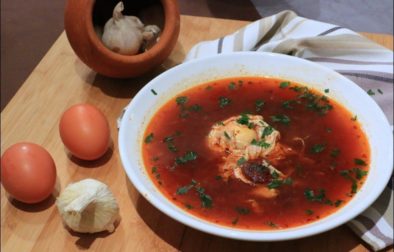 soupe méditerranéenne au chorizo et oeuf poché