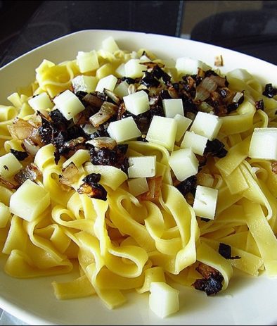tagliatelles au citron olives noires et fromage de brebis