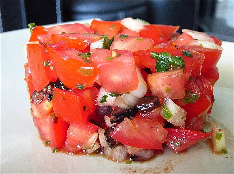 tartare de tomates olives noires et basilic