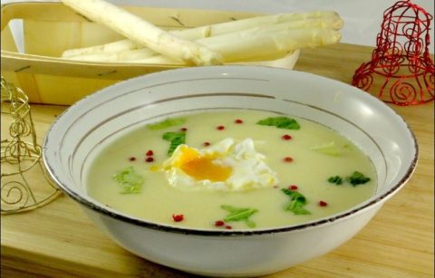 velouté d'asperges à l'oeuf poché