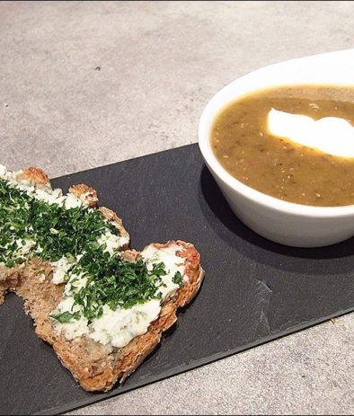 soupe rustique de lentilles du Puy et ses tartines de roquefort