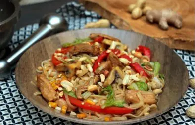 wok de nouilles aux légumes et poulet