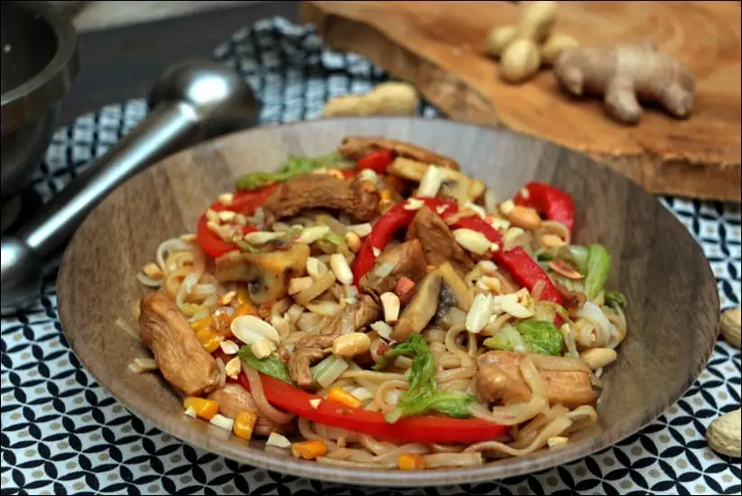 wok de nouilles aux légumes et poulet