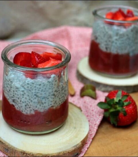 pudding de chia et sa compotée fraises rhubarbe