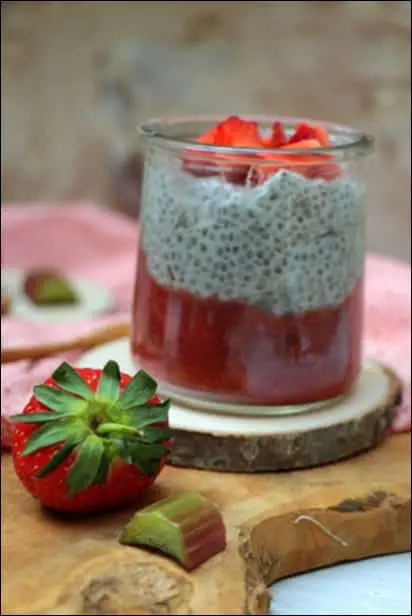 chia pudding compote fraises rhubarbe