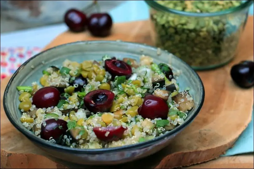 salade pois casses quinoa cerises végétarienne