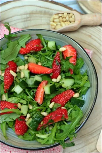 salade de fraises à la roquette et pignons