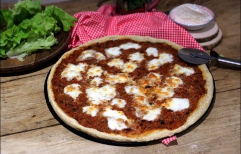 pizza bolognaise