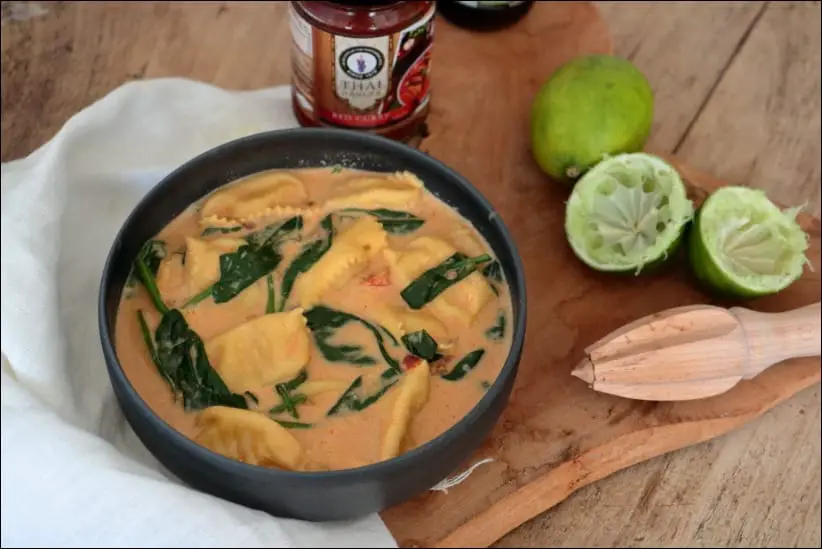 soupe thaï de curry rouge aux tortellini