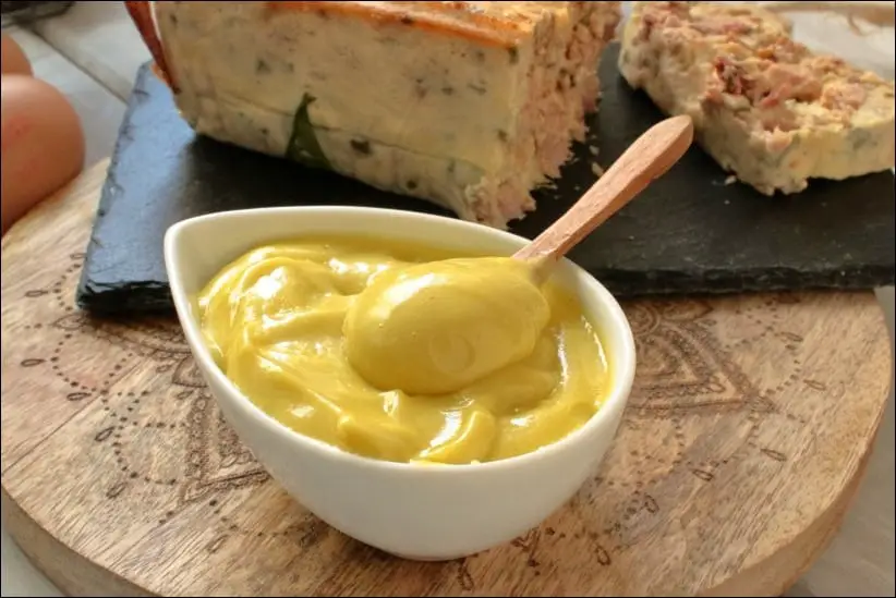 mayonnaise à la main