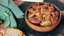 crumble de poireaux à la saucisse de Morteau et au cheddar
