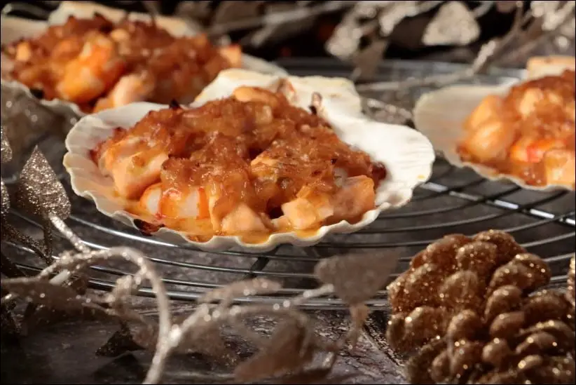 cassolettes gratinées de saint jacques crevettes et saumon