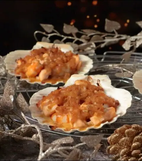 Saint-Jacques gratinées au saumon et crevettes