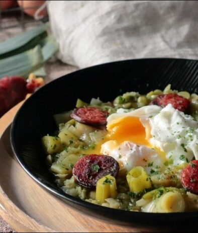 soupe de pois cassés au chorizo poireaux et oeuf poché