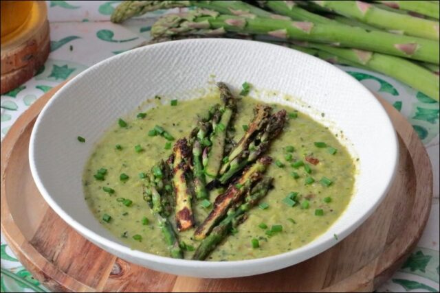 Purée glacée d'asperges vertes à l'huile d'olive et pointes sautées