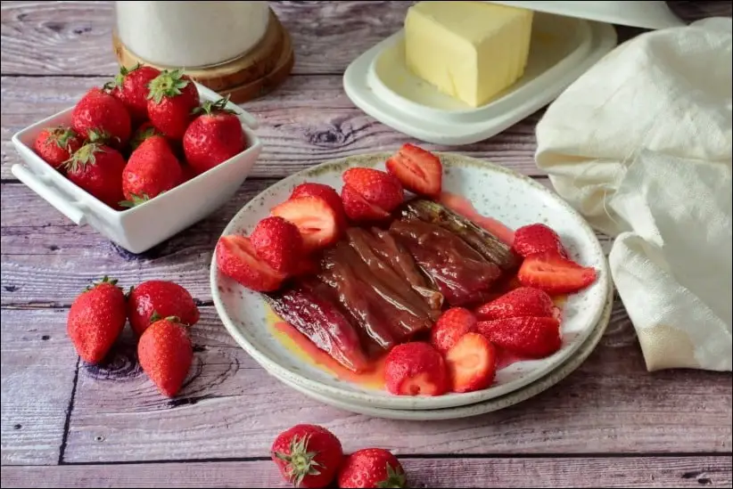 dessert a base de fraises et rhubarbe