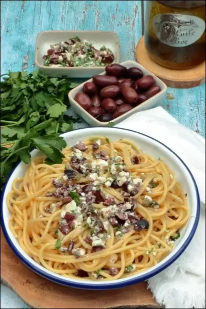 spaghetti feta olives capres