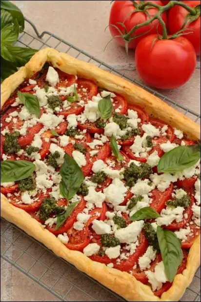 Tarte Fine Aux Tomates Pesto De Basilic Et Feta - Happy Papilles