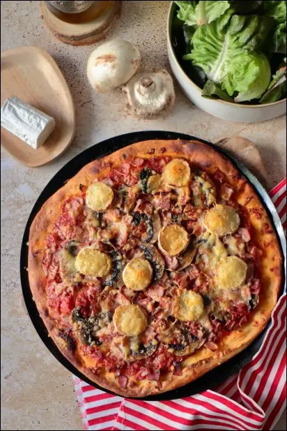 pizza tomate jambon champignons fromage de chèvre