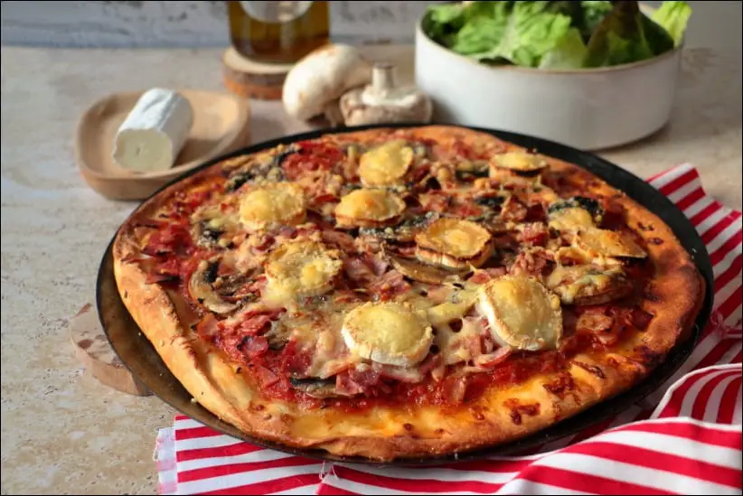 pizza tomate jambon champignons fromage de chèvre