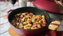 one pan de gnocchis aux saucisses et champignons