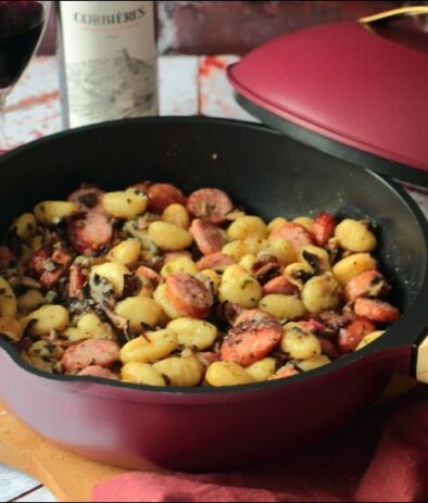 one pan de gnocchis aux saucisses et champignons