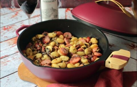 one pan de gnocchis aux saucisses et champignons