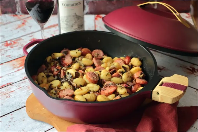one pan de gnocchis aux saucisses et champignons